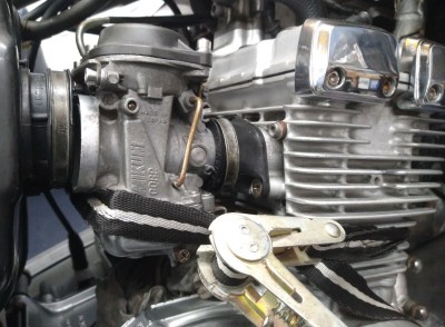 gsx250-carbs-strap.JPG