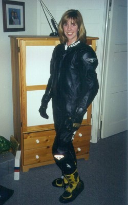 clare in my leathers at my apt.JPG
